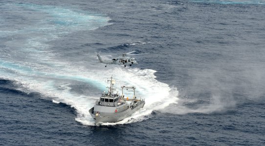 Sailors conduct helicopter VBSS training. (16591593872)