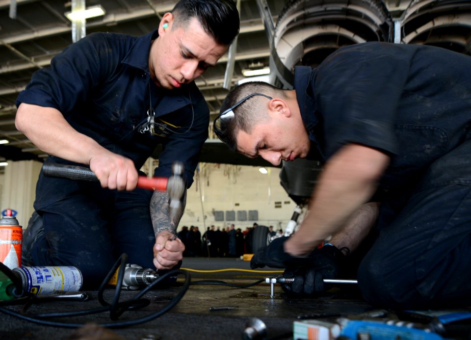 Sailors conduct maintenance on hanger door track 160930-N-DA275-019