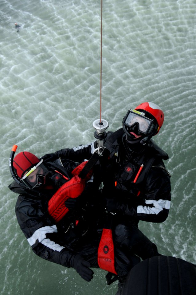 Sailors conduct search and rescue training. (8530716403)
