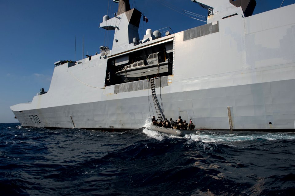 Sailors conduct VBSS training. (16458216937)