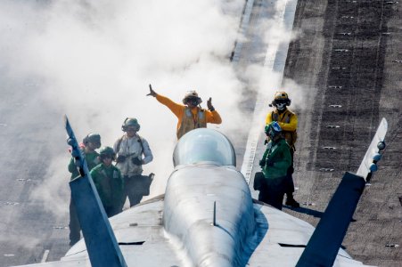Sailors direct an F A-18E Super Hornet. (19331200231)