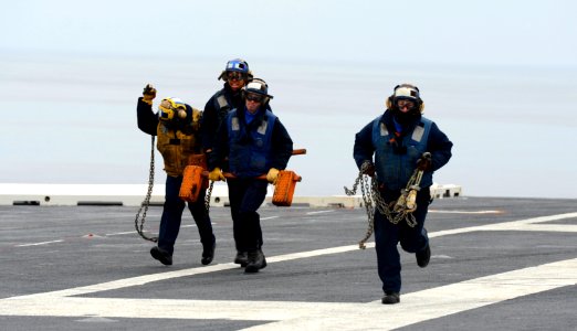 Sailors carry chocks and chains. (8430022678)