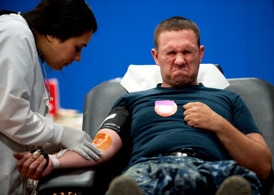 Sailors donate blood. (8475450625)