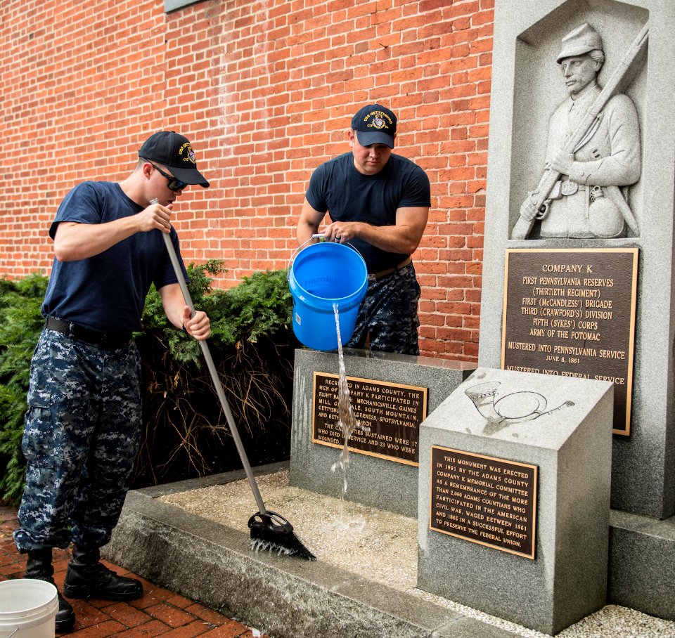 Sailors clean a Civil War monument in Gettysburg, Pa. (19339001438)
