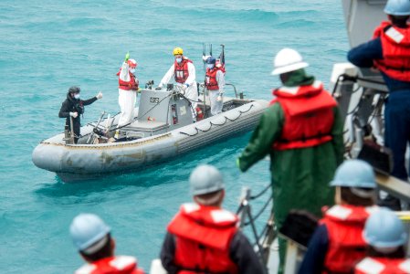 Sailors from USS Sampson conduct search and recovery operations to locate missing AirAsia Flight QZ8501. (16029186888)