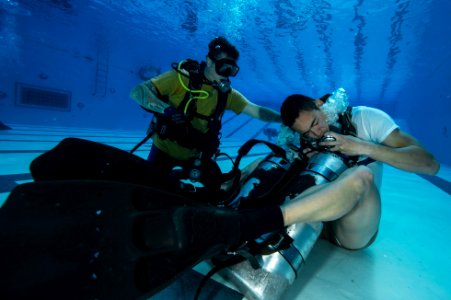 Sailors conduct dive training. (12662676283)