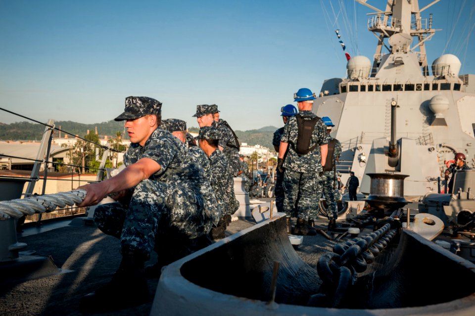 Sailors handle mooring lines aboard USS Stockdale. (8456180632)
