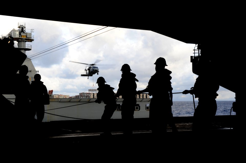 Sailors heave lines during an ammo onload. (8390304084)