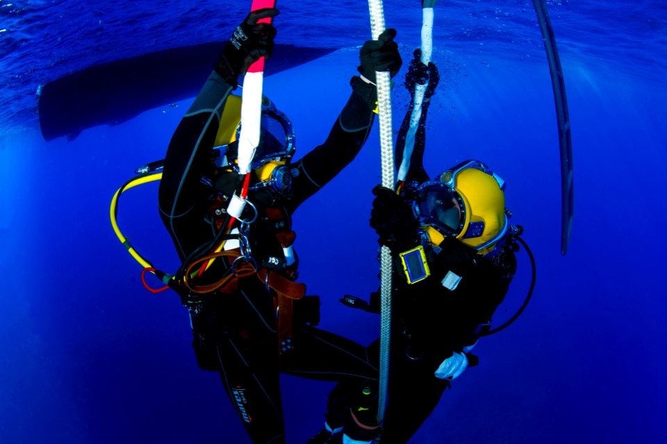 Sailors conduct pre-dive checks during diver qualification training at Naval Station Guantanamo Bay, Cuba. (32896602776)