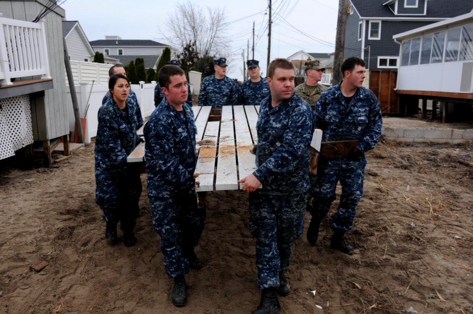 Sailors help clean up Staten Island. (8185201527)