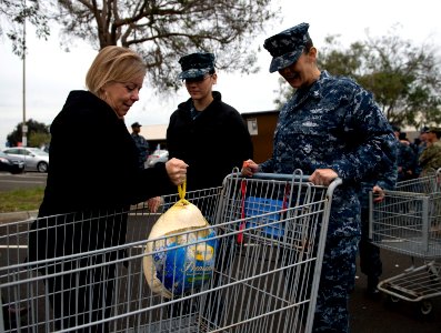 Sailors help with turkey donations. (8200232632)