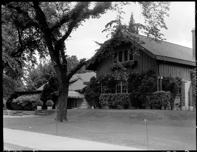 Sacramento, California. Home of physician of Japanese ancestry, outside the Japanese quarter of tow . . . - NARA - 537864