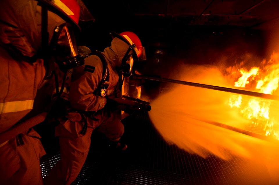 Sailors learn shipboard firefighting. (8559269225)