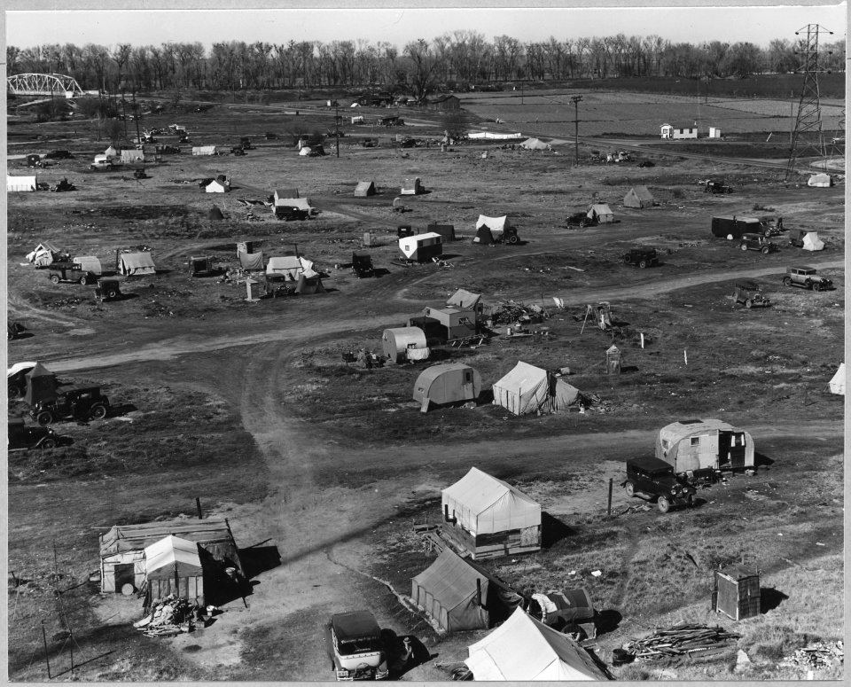 Sacramento, California. Squatter camp of agricultural labor migrants one-eighth mile outside city li . . . - NARA - 521744
