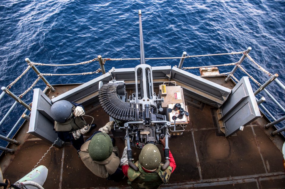 Sailors man a 25 mm machine gun. (15949058144)