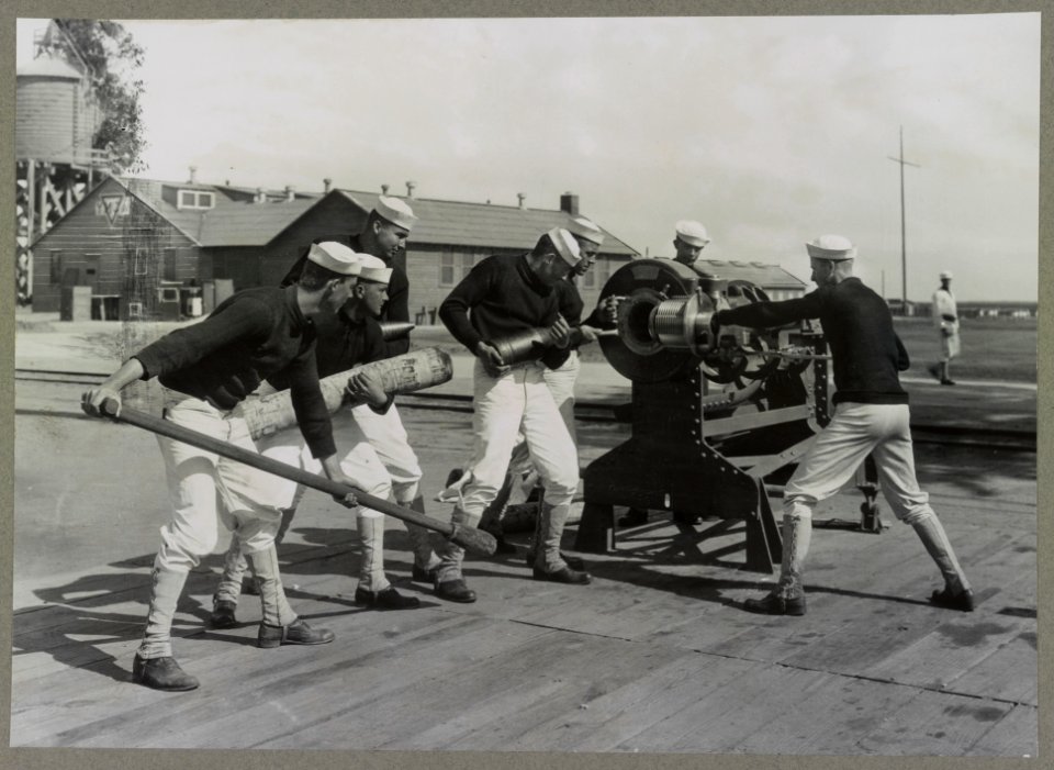 Sailors firing big stationary guns, U.S. Naval Training Station, Camp Wissahickon, Cape May, New Jersey LCCN2016649556