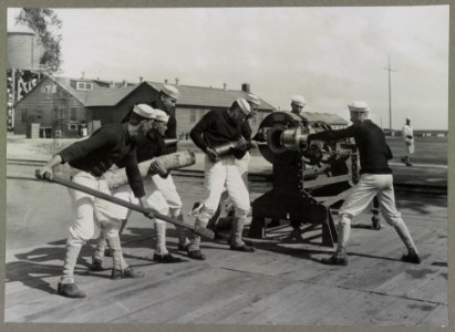 Sailors firing big stationary guns, U.S. Naval Training Station, Camp Wissahickon, Cape May, New Jersey LCCN2016649556