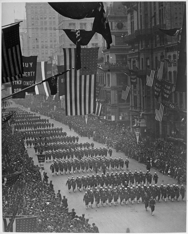 Sailors from Pelham Bay Naval Training Station marching down Fifth Avenue in the Fourth Liberty Loan Parade, New York Ci - NARA - 533666