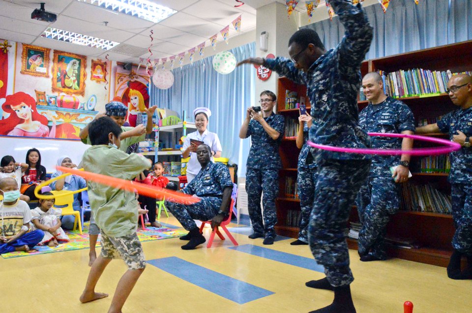 Sailors from USS Frank Cable volunteer at a hospital. (8531846530)