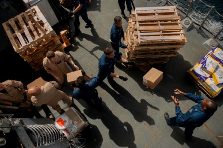 Sailors move boxes aboard USS Stockdale. (8591440971)