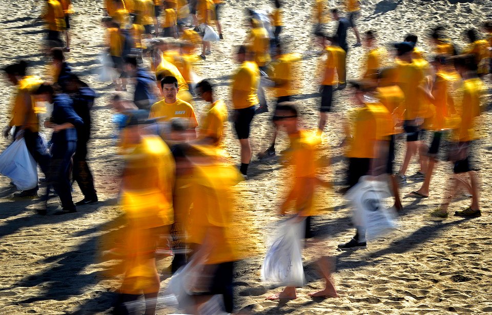 Sailors from USS Pinckney conduct an Earth Day beach clean up. (8674346637)