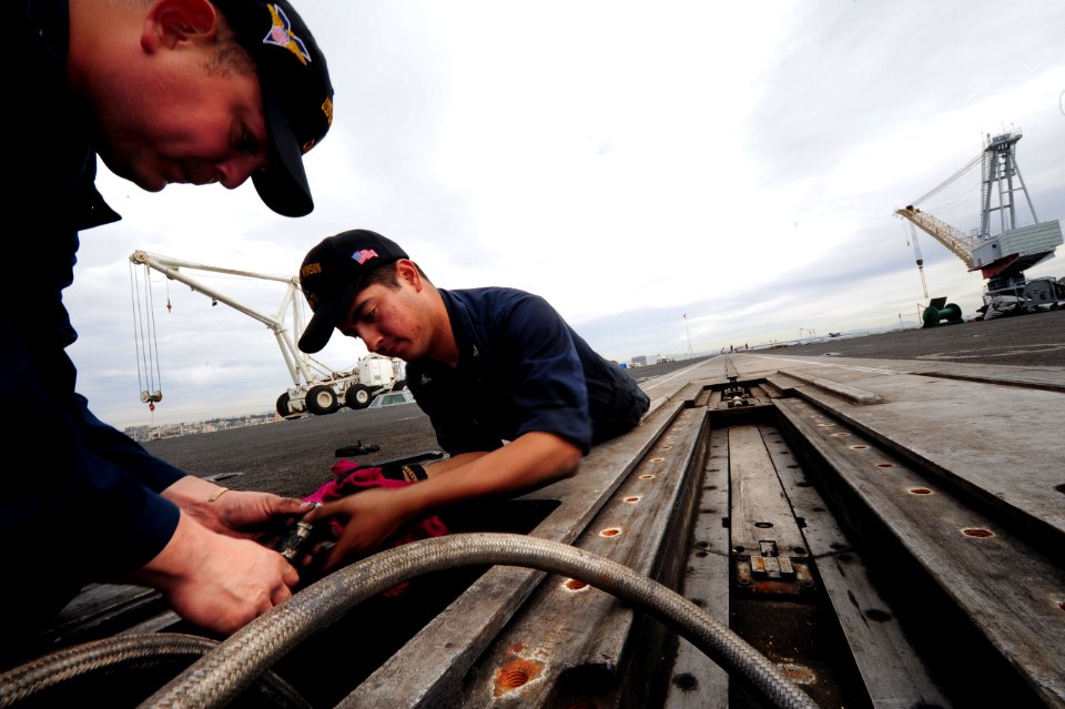 Sailors nstall a nose gear launch assembly. (8414098870)