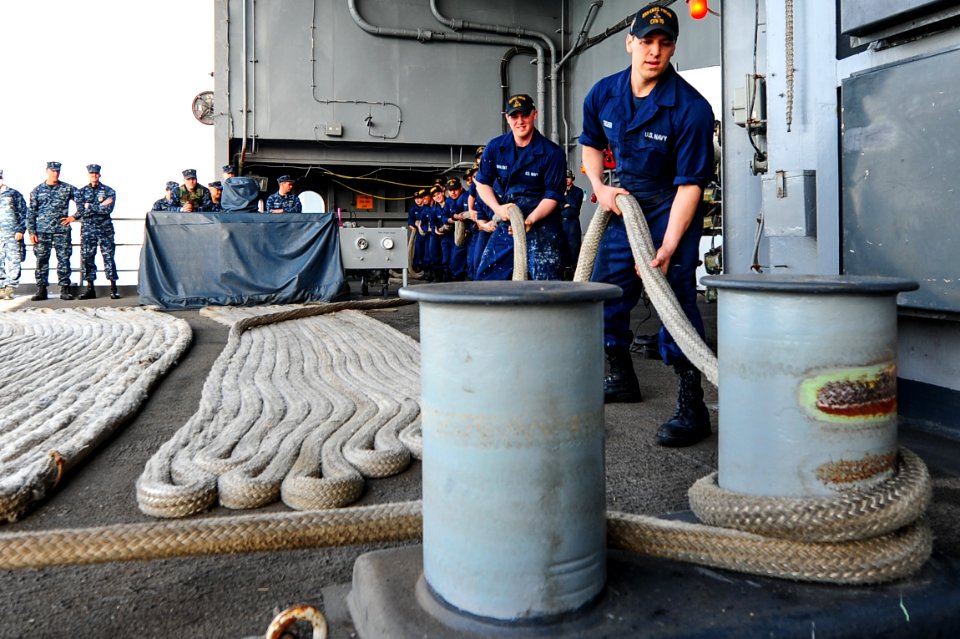 Sailors handle mooring lines aboard USS Carl Vinson. (8448062796)