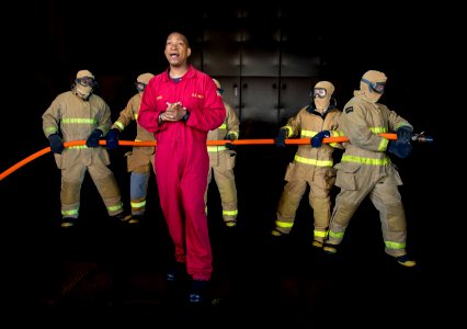 Sailors learn shipboard firefighting. (8559268501)