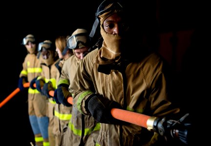 Sailors learn shipboard firefighting. (8560377506)