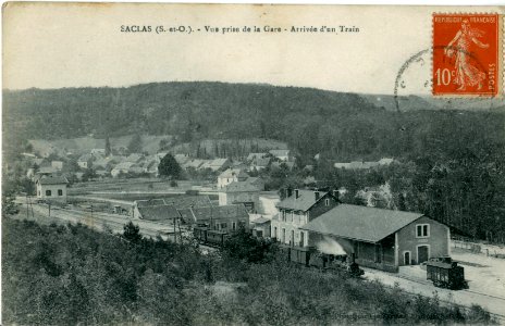 SACLAS - Vue prise de la gare - Arrivée d'un train
