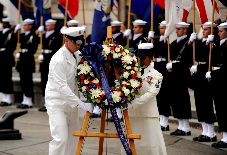Sailors place a wreath at the Navy Memorial. (8263437003)