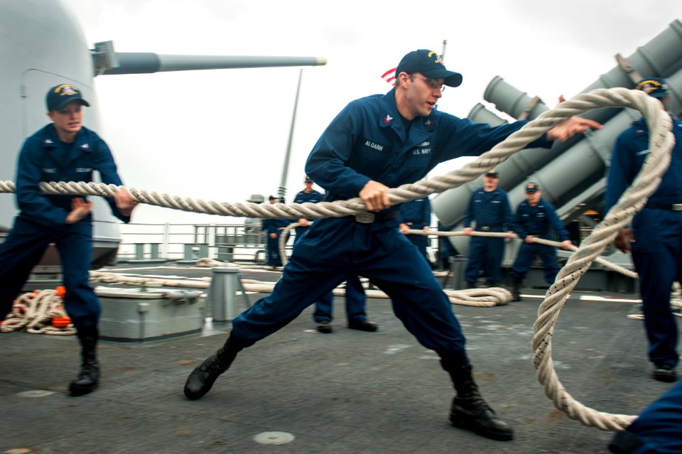 Sailors moor USS Mobile Bay in Bahrain. (8291330278)