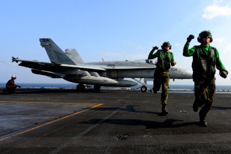 Sailors move away from an aircraft. (8293468191)