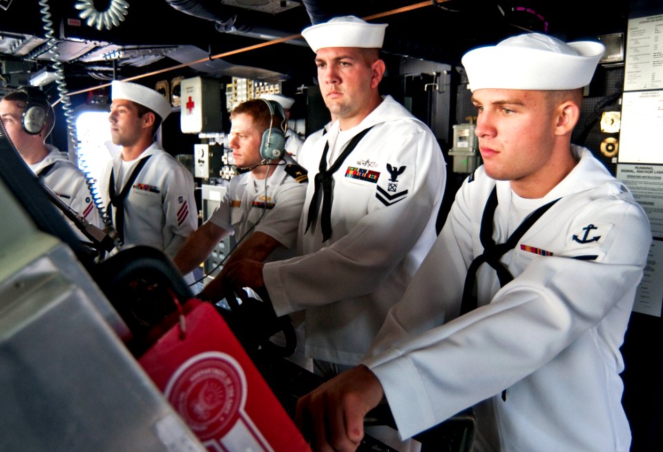 Sailors navigate USS Michael Murphy. (8224207814)