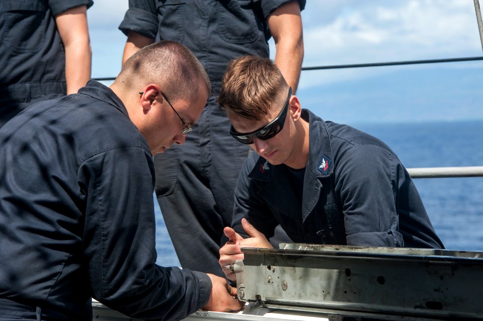 Sailors prep ESSM for launch 140905-N-TP834-334