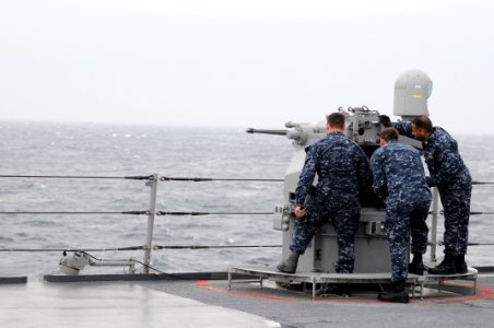 Sailors prepare a 25mm gun for an exercise. (8446977677)