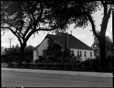 Sacramento, California. Home of dentist of Japanese ancestry which is outside the Japanese quarter . . . - NARA - 537863