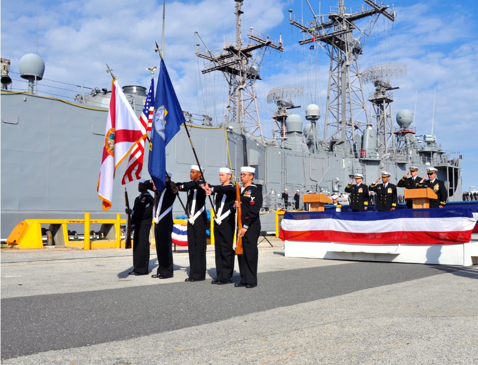 Sailors present colors at the decommissioning of USS Klakring. (8592539316)