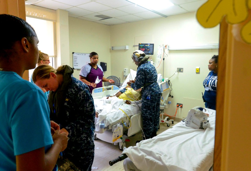 Sailors provide aid during Hurricane Irma relief to the Virgin Islands. (37104585315)