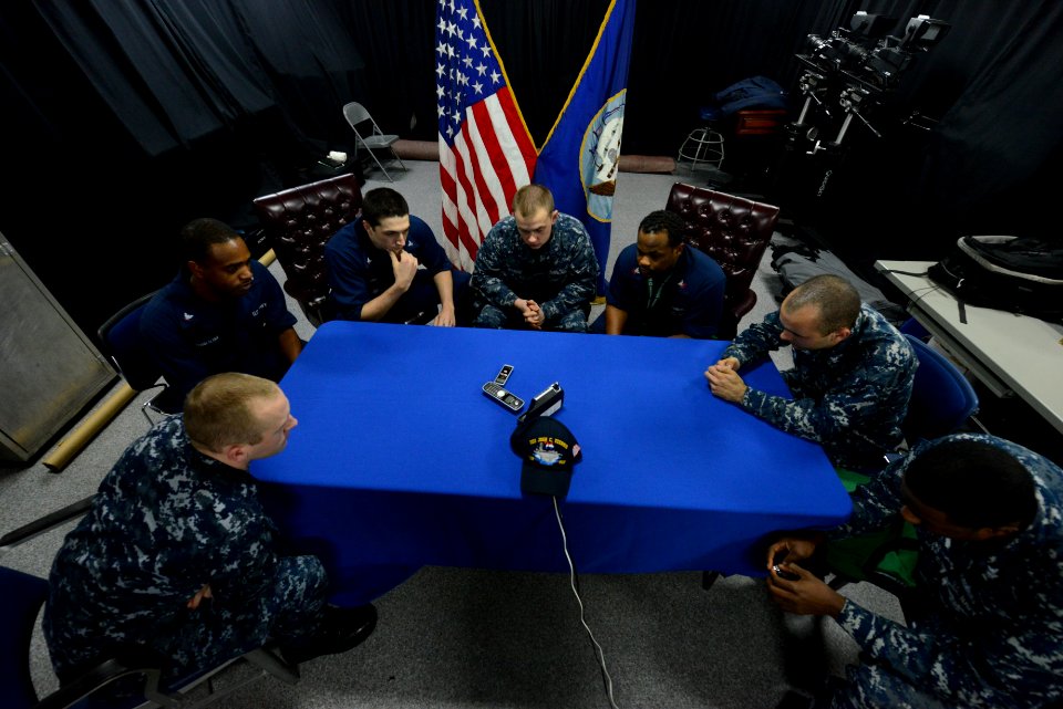 Sailors receive holiday calls 121220-N-OY799-168