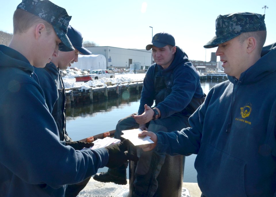 Sailors receive Valentines 130214-N-TN558-039 photo