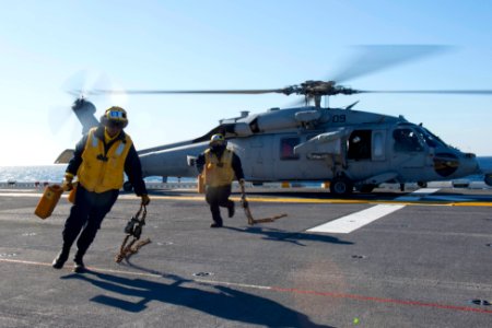 Sailors recover chocks from a MH-60S Sea Hawk helicopter. (24669604155)