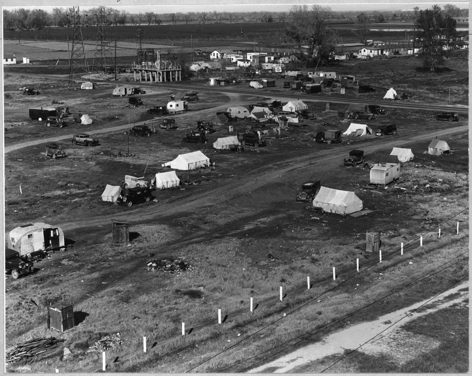 Sacramento, California. Squatter camp of agricultural labor migrants one-eighth mile outside city li . . . - NARA - 521733