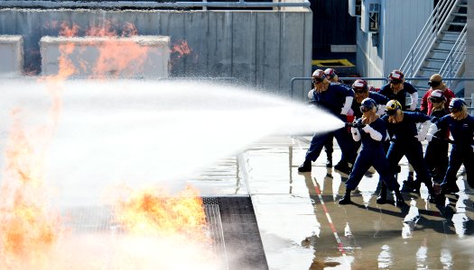 Sailors practice fighting fires. (8227414982) photo