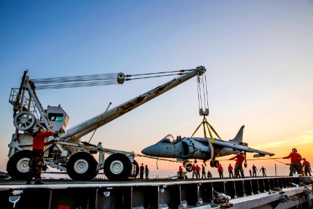 Sailors practice rigging aircraft with crash crane aboard USS Kearsarge. (14581661479)