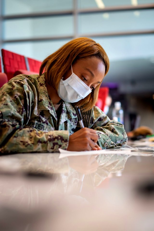 Sailors take care of quarantined shipmates from USS Kidd 200511-N-VN584-1138 (49913680627)