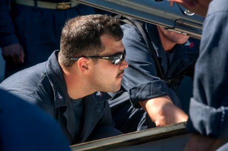 Sailors prep ESSM for launch 140905-N-TP834-219