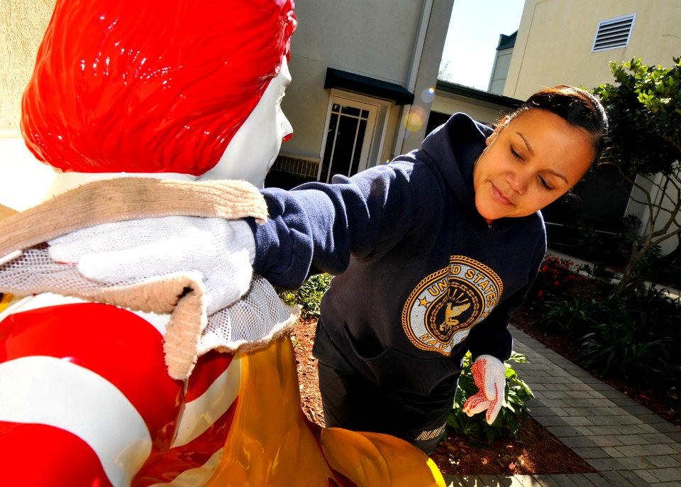 Sailors volunteer at Ronald McDonald House. (8530717815)
