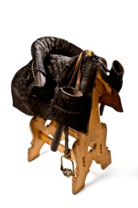 Sadel med stigbyglar och två pistolhölster samt ställning - Hallwylska museet - 86479