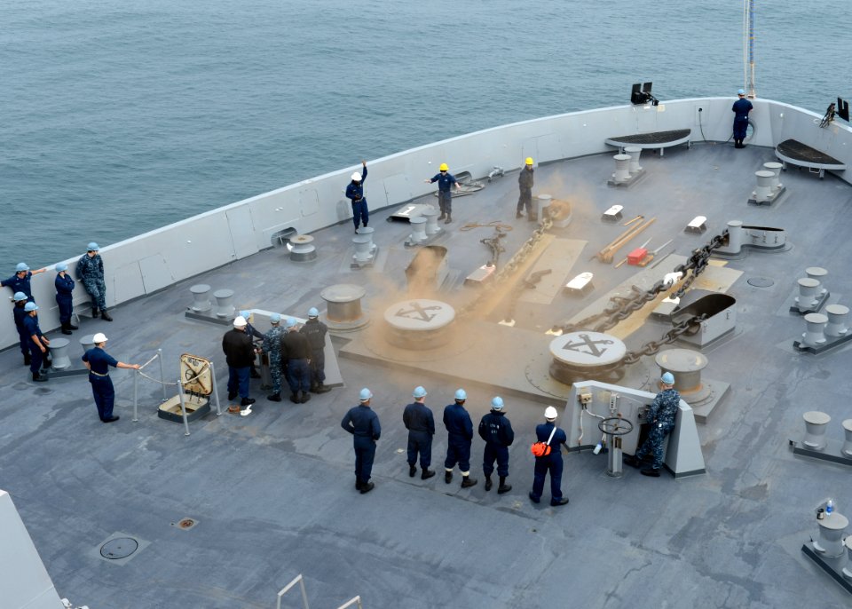 Sailors release the anchor chain aboard USS Mesa Verde. (8467236671)